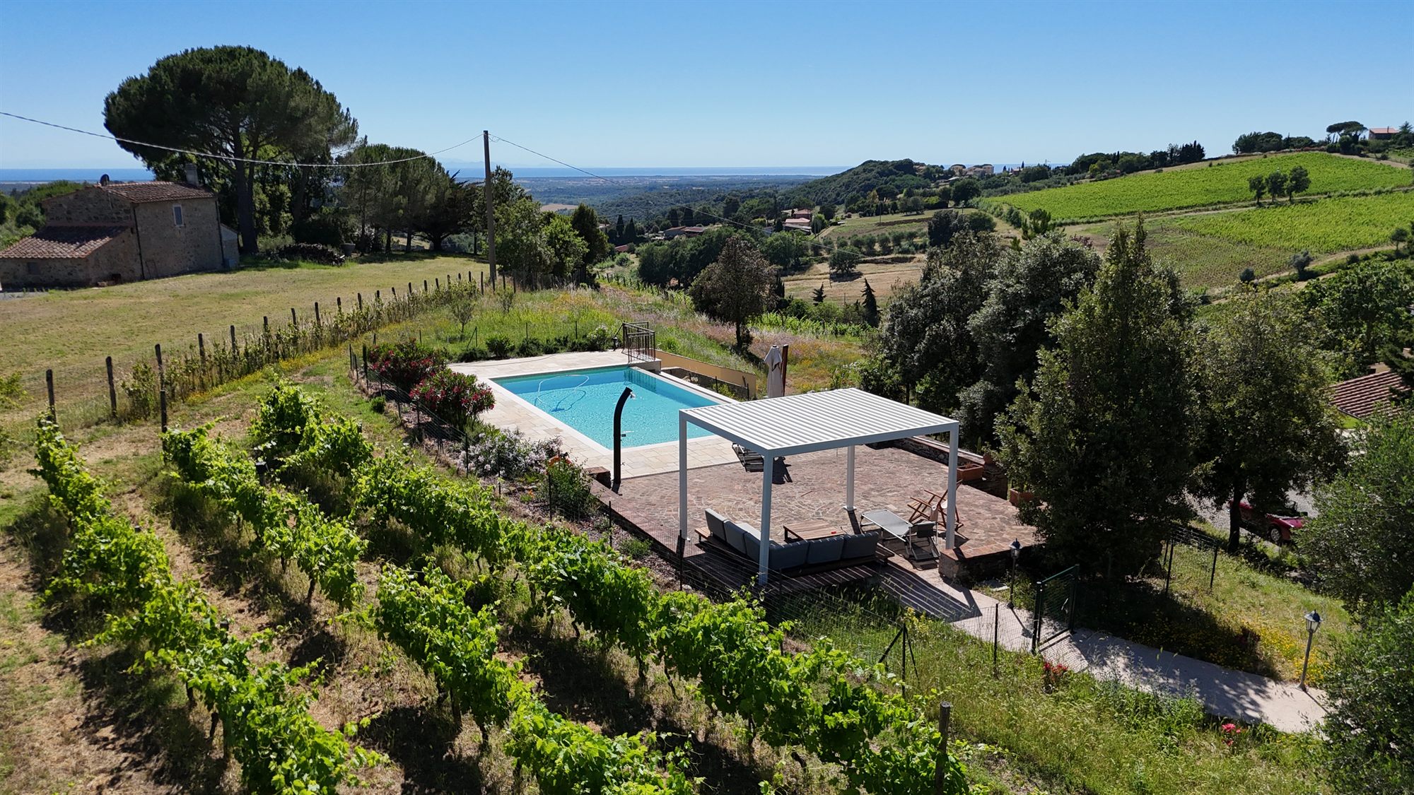 Pool mit Pergola und Meerblick