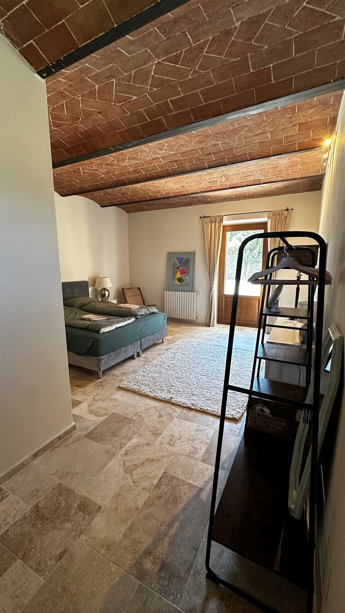 Schlafzimmer mit Blick in den Garten