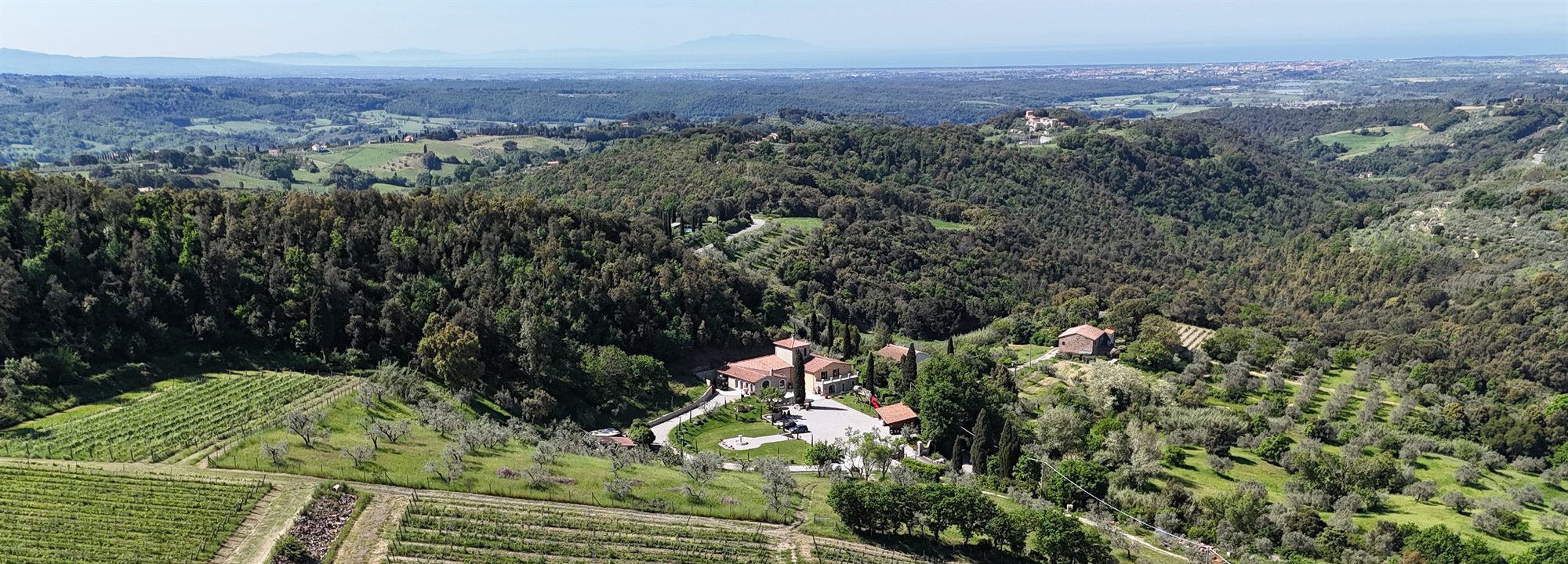 La Cava – Panorama des Weinguts mit Blick bis zum Meer