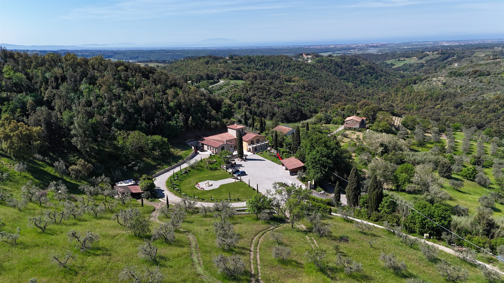 La Cava – Luftaufnahme des Weinguts mit Blick zum Meer